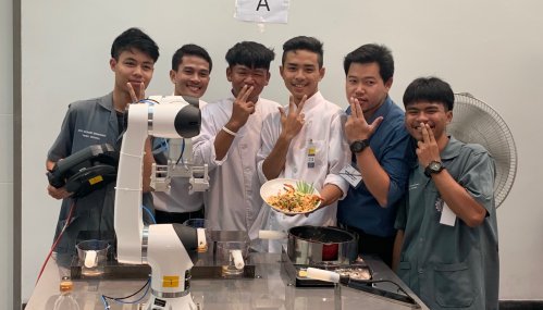 การแข่งขันหุ่นยนต์ประกอบอาหาร (ผัดไทย)